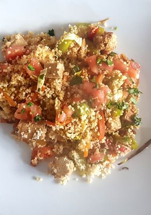 Una foto de Salteado vegetariano c/ tofu y couz couz