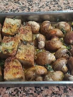 Una foto de Seitán con champiñones al horno