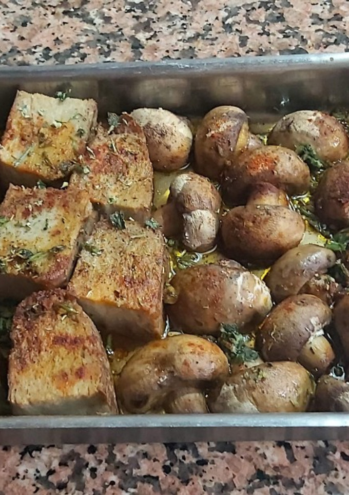 Una foto de Seitán con champiñones al horno