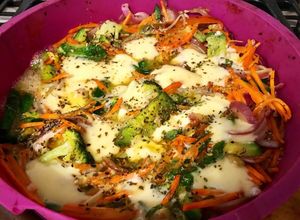 Una foto de Verduras al horno gratinadas con mozzarella!Delicioso, light, súper fácil 😃 todo en el mismo molde!