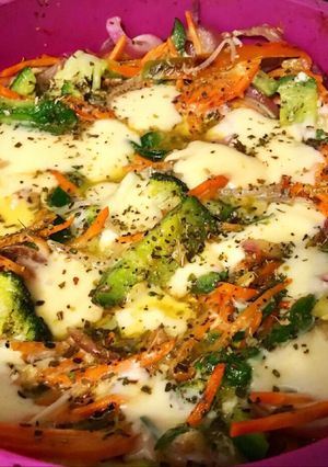 Una foto de Verduras al horno gratinadas con mozzarella!Delicioso, light, súper fácil 😃 todo en el mismo molde!