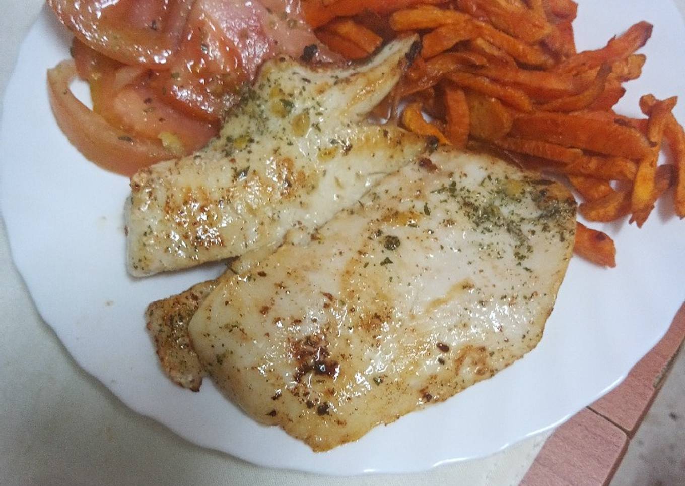 Gallo asado con batata frita y tomate aliñado