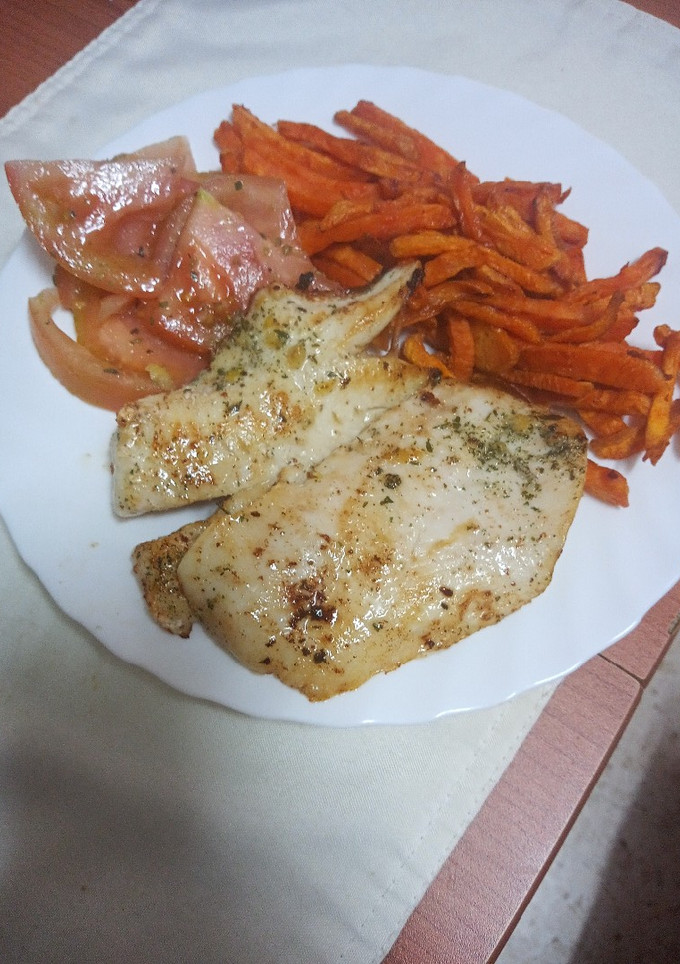 Una foto de Gallo asado con batata frita y tomate aliñado