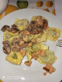 Una foto de Pasta rellena de ricota y espinacas con pollo y champiñones