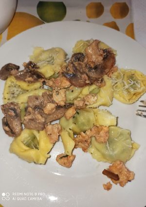 Una foto de Pasta rellena de ricota y espinacas con pollo y champiñones