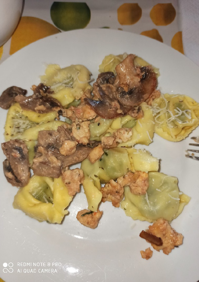 Una foto de Pasta rellena de ricota y espinacas con pollo y champiñones