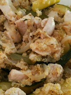 Una foto de Quinoa con pollo y calabacín