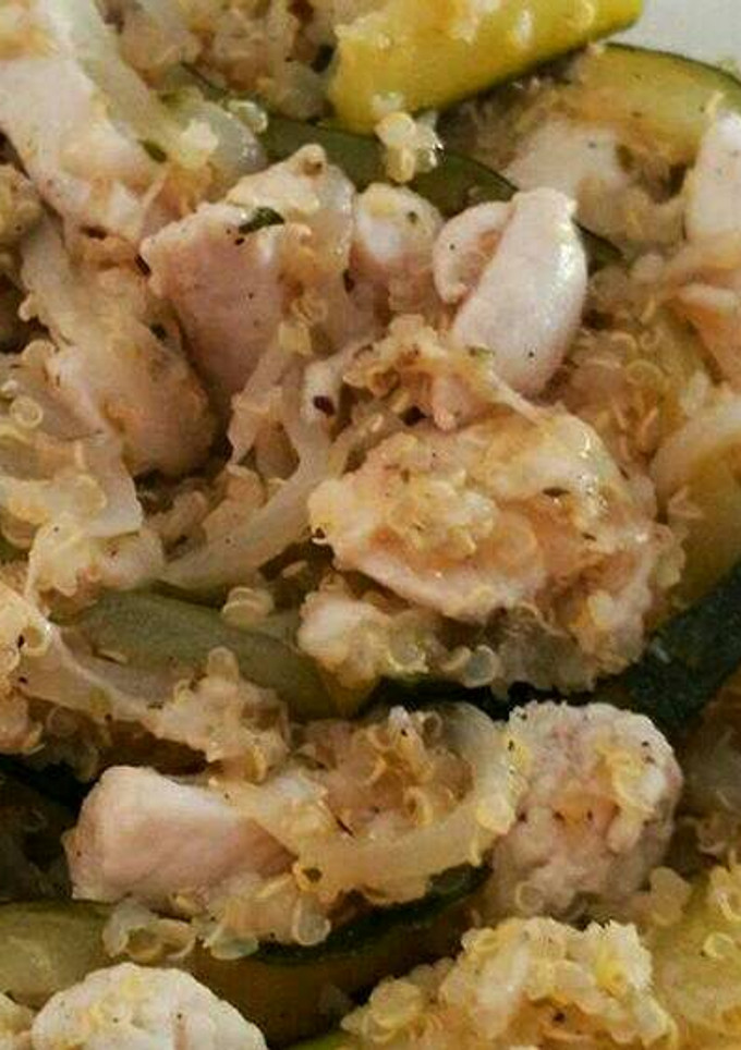 Una foto de Quinoa con pollo y calabacín