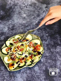 Una foto de Carpaccio de calabacín con salsa pesto