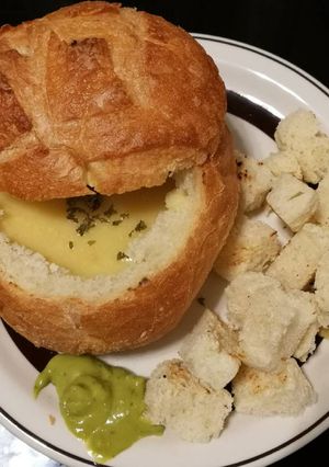 รูปของ ขนมปัง ซุปไก่ (bread bowl chicken soup)