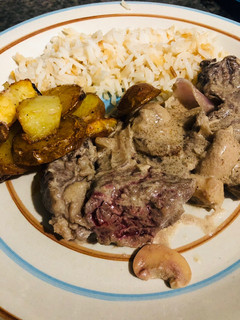 Una foto de Lomo con vino, crema y champiñones
