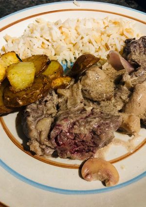 Una foto de Lomo con vino, crema y champiñones