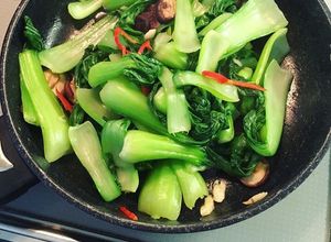 Hình của món Cải chíp xào nấm hương.