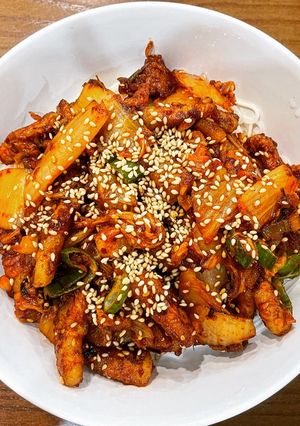 Hình của món Mỳ trộn thịt xào kim chi Hàn Quốc.