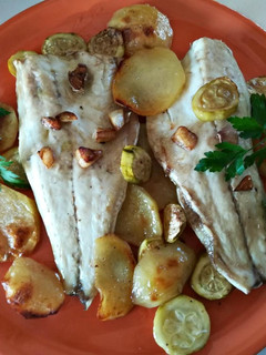 Una foto de Lubina con patatas y calabacín