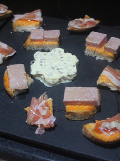 Una foto de Espelta con mayonesa y pan con jamones