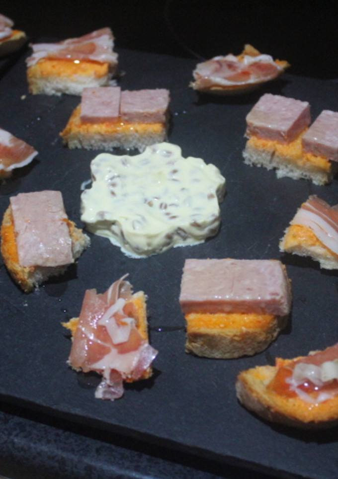 Una foto de Espelta con mayonesa y pan con jamones