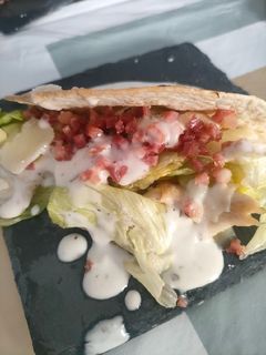 Una foto de Taco de pollo cesar