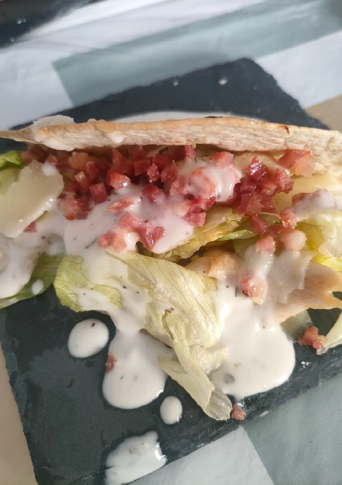 Una foto de Taco de pollo cesar
