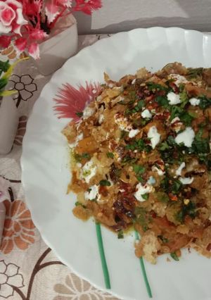 A picture of Aloo tikki tamatar chat.