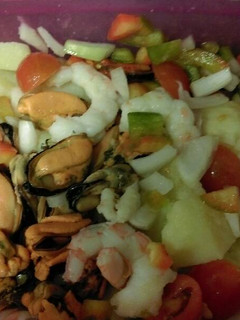 Una foto de Ensalada de patata con gambas y mejillones