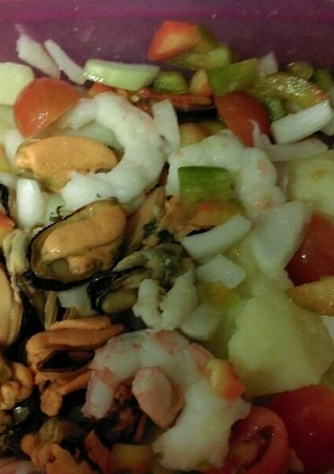 Una foto de Ensalada de patata con gambas y mejillones
