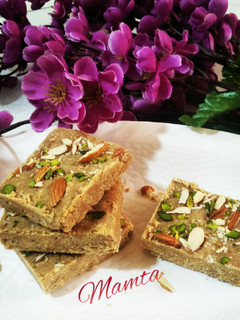 गुड़ पापड़ी (Gur Papdi recipe in Hindi) रेसिपी मुख्य फोटो