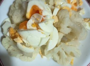 Foto principal de Coliflor al vapor con huevos pasados por agua