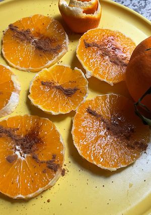 Une photo de 🍊 orange 🍊 cannelle sweet food