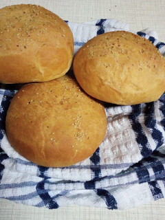 A picture of Homemade hamburger buns.