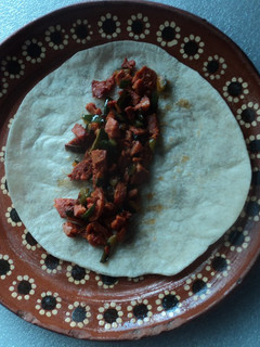 Una foto de Taco de embutidos y chile poblano a lo ranchero