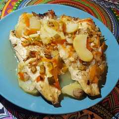 Una foto de Lubina al horno con patatas y pimiento