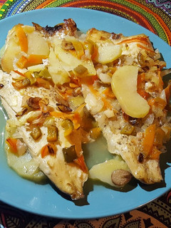 Una foto de Lubina al horno con patatas y pimiento