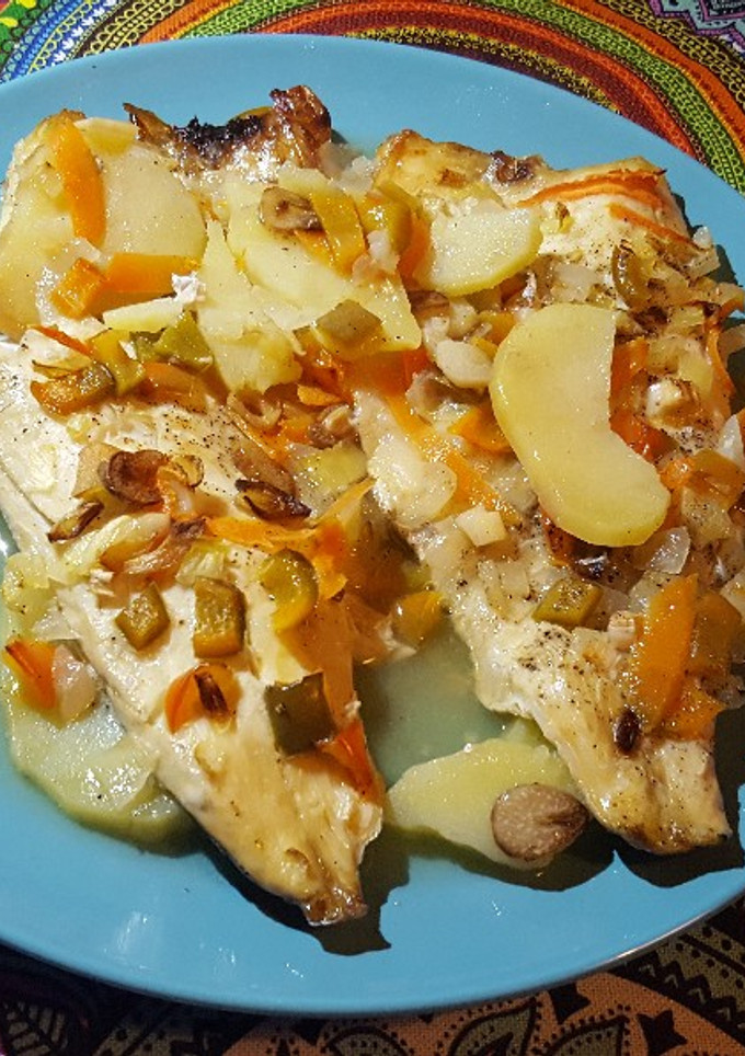 Una foto de Lubina al horno con patatas y pimiento