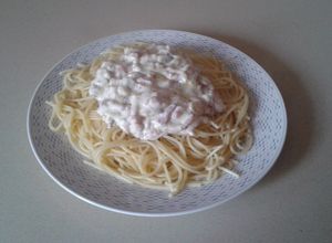 Una foto de Espaguetis con nata, bacon y champiñones