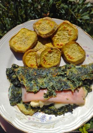 Una foto de Omelette de espinaca, relleno de jamón y queso. ❤️