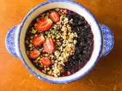 Une photo de smoothie blender fruits rouges