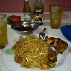 Una foto de Pollo Teriyaki con arroz frito y té verde