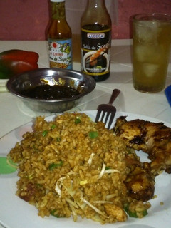 Una foto de Pollo Teriyaki con arroz frito y té verde