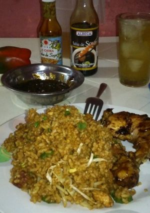 Una foto de Pollo Teriyaki con arroz frito y té verde