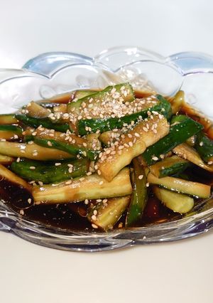 A picture of Quick pickled cucumber with soy sauce.