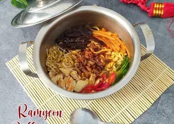 Resep Unik 220. Ramyeon Dalkgaejang (Sup Ramen ala Korea) Ala Restoran