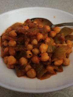 Una foto de Garbanzos y judías verdes con tomate