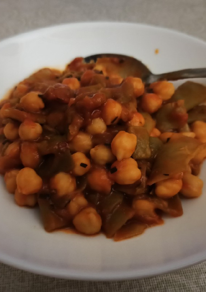 Una foto de Garbanzos y judías verdes con tomate
