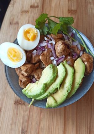 Une photo de Pokebowl au poulet, avocat et oeuf