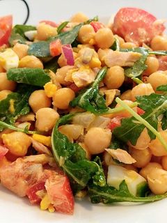 Una foto de Ensalada de garbanzos