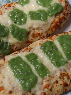 Una foto de Focaccia con mozzarella y queso de pesto