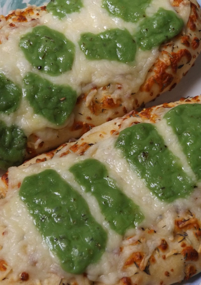Una foto de Focaccia con mozzarella y queso de pesto