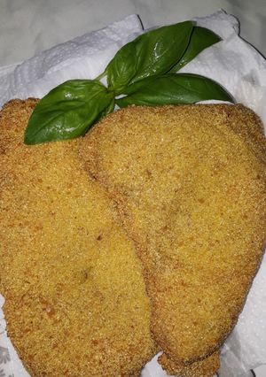 Una foto de Milanesas rebozadas con polenta y condimentadas con albahaca