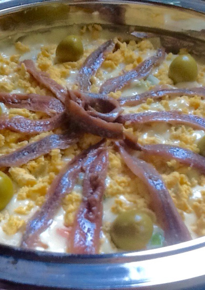 Una foto de Ensaladilla rusa con anchoas